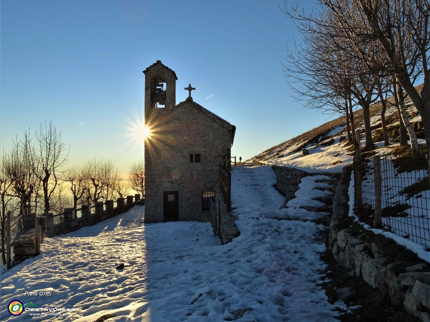 05 Alla Chiesetta della Sacra Famiglia (1230 m) mentre il sole si abbassa all'orizzonte.JPG